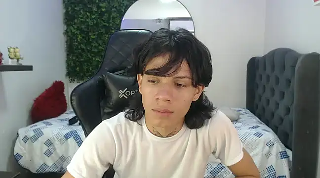 Snapshot of andy_dan18 chatting on January 31, 2:28 pm andy dan18 online show from January 31, 2:28 pm