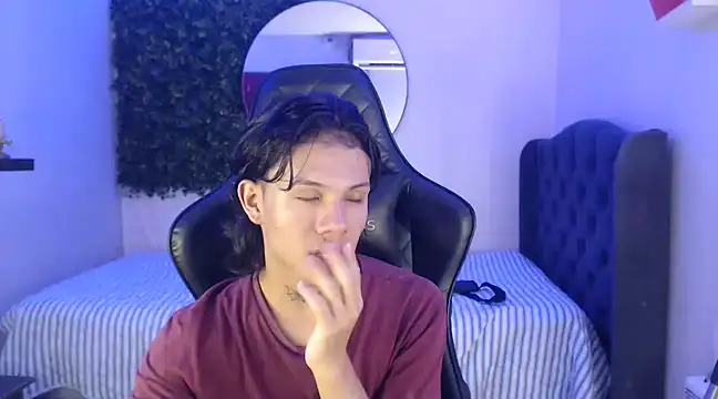 Snapshot of andy_dan18 chatting on January 23, 5:52 pm andy dan18 online show from January 23, 5:52 pm