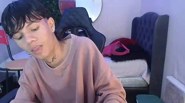 Snapshot of andy_dan18 chatting on February 25, 12:34 pm andy dan18 online show from February 25, 12:34 pm