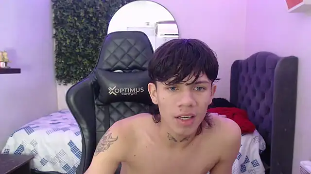 Snapshot of andy_dan18 chatting on March 12, 12:57 pm andy dan18 online show from March 12, 12:57 pm