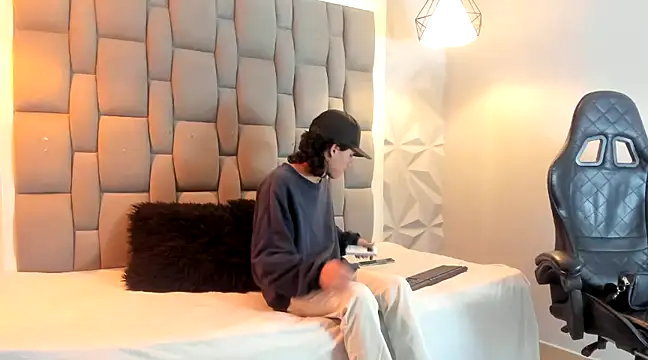 Snapshot of andy_dan18 chatting on February 12, 8:29 pm andy dan18 online show from February 12, 8:29 pm