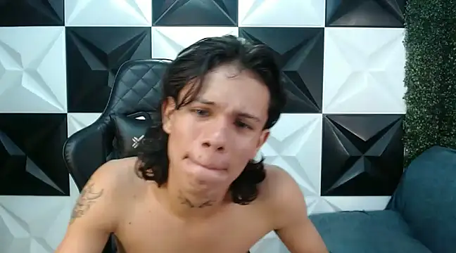 Snapshot of andy_dan18 chatting on February 3, 9:18 pm andy dan18 online show from February 3, 9:18 pm