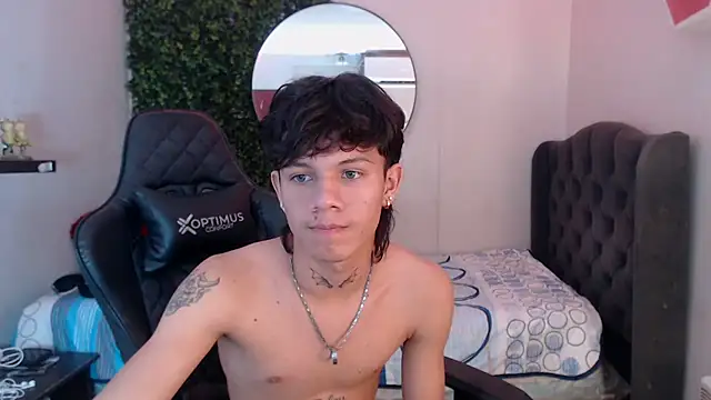 Snapshot of andy_dan18 chatting on March 19, 1:51 pm andy dan18 online show from March 19, 1:51 pm