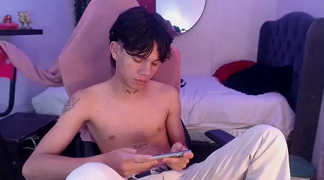 Snapshot of andy_dan18 chatting on February 25, 10:39 pm andy dan18 online show from February 25, 10:39 pm