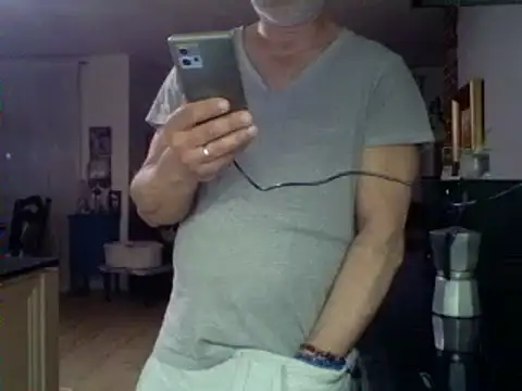 Snapshot of kevincumporn chatting on March 1, 4:15 am kevincumporn online show from March 1, 4:15 am