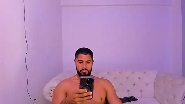 Snapshot of Santiago_huntt chatting on December 29, 2:42 pm Santiago huntt online show from December 29, 2:42 pm