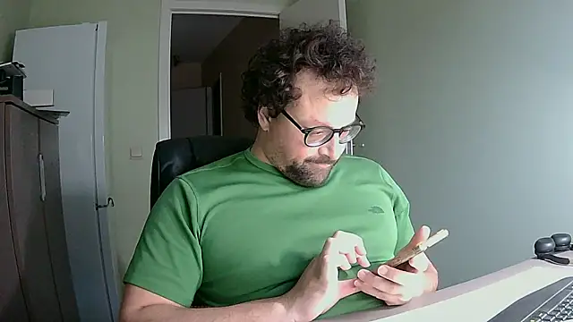 Snapshot of littlehairyman chatting on October 20, 7:01 am littlehairyman online show from October 20, 7:01 am