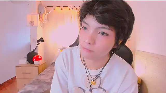 AllanYong18 online show from April 10, 1:29 pm