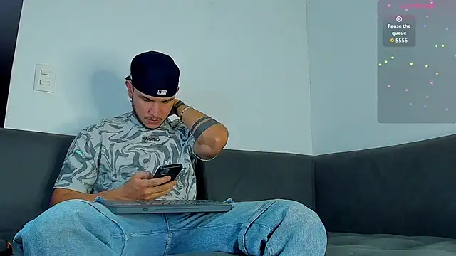 Snapshot of austinoficial chatting on October 18, 12:26 am austinoficial online show from October 18, 12:26 am