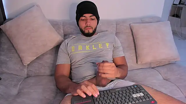 Snapshot of arturguy00 chatting on February 7, 4:35 pm arturguy00 online show from February 7, 4:35 pm