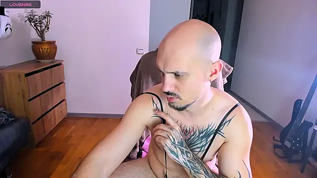 AssHunter4k online show from November 7, 6:00 pm