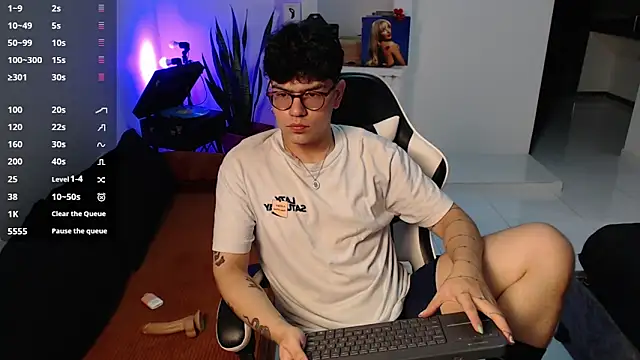 TheAisforAlec online show from October 14, 1:01 am