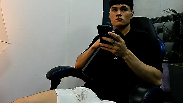 Snapshot of roan_birkin chatting on September 29, 8:48 pm roan birkin online show from September 29, 8:48 pm