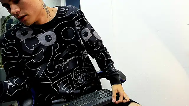 Snapshot of roan_birkin chatting on October 2, 9:41 pm roan birkin online show from October 2, 9:41 pm