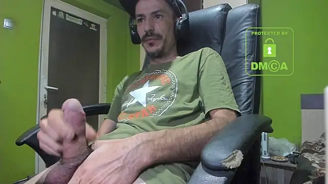 Snapshot of BigCumShoot chatting on October 18, 6:18 am BigCumShoot online show from October 18, 6:18 am