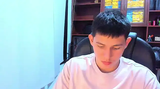 Snapshot of JamesCr_ chatting on February 28, 12:54 am JamesCr online show from February 28, 12:54 am