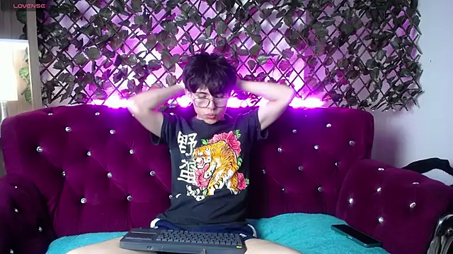 Snapshot of PepperTwink chatting on February 14, 1:29 pm PepperTwink online show from February 14, 1:29 pm