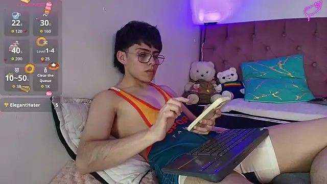 Snapshot of PepperTwink chatting on October 17, 6:01 pm PepperTwink online show from October 17, 6:01 pm
