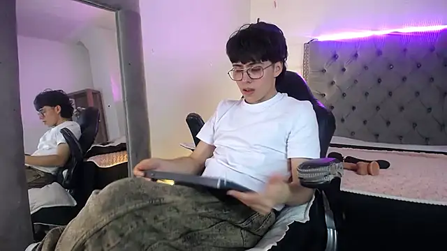 Snapshot of PepperTwink chatting on September 17, 4:41 pm PepperTwink online show from September 17, 4:41 pm