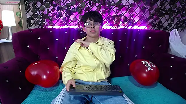 Snapshot of PepperTwink chatting on February 15, 1:49 pm PepperTwink online show from February 15, 1:49 pm