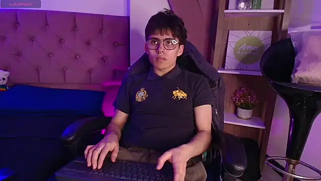 Snapshot of PepperTwink chatting on October 6, 4:11 pm PepperTwink online show from October 6, 4:11 pm