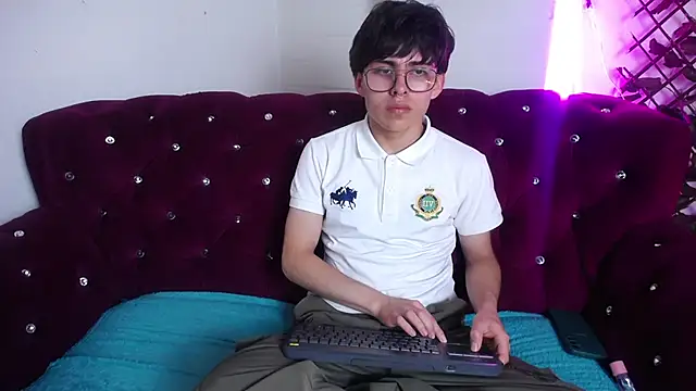 Snapshot of PepperTwink chatting on February 19, 1:28 pm PepperTwink online show from February 19, 1:28 pm