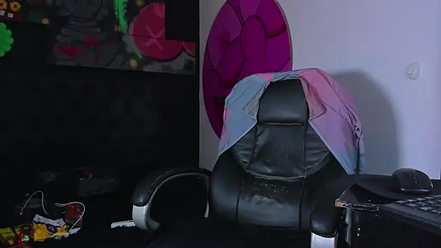 ISAAC CRYSTON online show from October 20, 7:51 pm