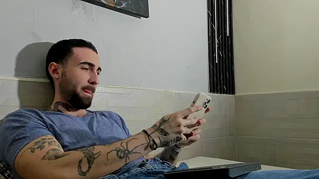 Snapshot of Luke_davis01 chatting on February 21, 1:00 pm Luke davis01 online show from February 21, 1:00 pm