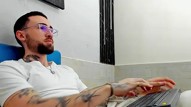 Snapshot of Luke_davis01 chatting on February 14, 12:57 pm Luke davis01 online show from February 14, 12:57 pm