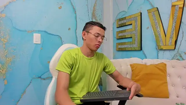 Snapshot of Andy_dior18 chatting on February 8, 1:00 am Andy dior18 online show from February 8, 1:00 am
