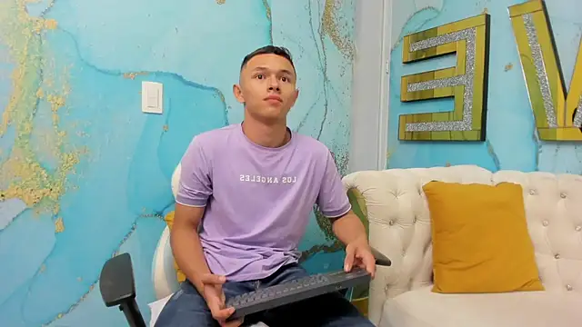 Snapshot of Andy_dior18 chatting on February 12, 2:03 am Andy dior18 online show from February 12, 2:03 am
