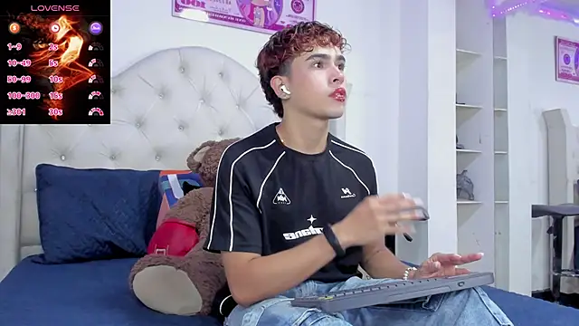 Aiiden 15 online show from October 30, 6:31 pm