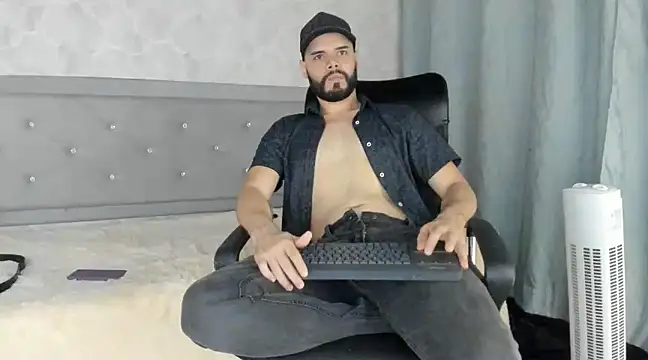Snapshot of Luke_Diaz7 chatting on February 21, 12:05 am Luke Diaz7 online show from February 21, 12:05 am