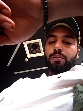 Snapshot of OutsizedPistol chatting on October 13, 8:42 am OutsizedPistol online show from October 13, 8:42 am