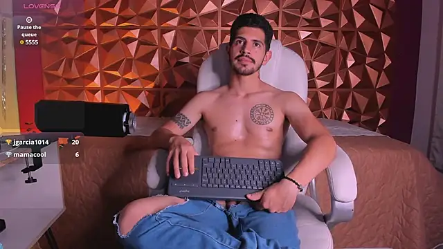 Snapshot of AlejandroStormm chatting on March 15, 7:31 am AlejandroStormm online show from March 15, 7:31 am