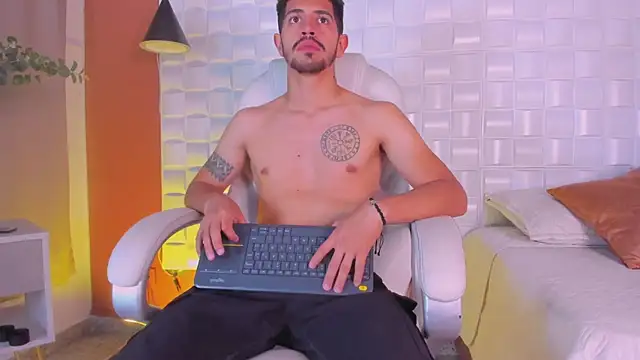 Snapshot of AlejandroStormm chatting on March 12, 8:20 pm AlejandroStormm online show from March 12, 8:20 pm
