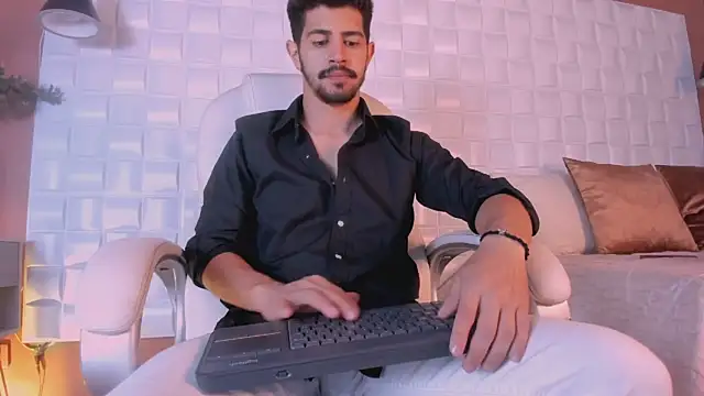 Snapshot of AlejandroStormm chatting on March 20, 8:19 pm AlejandroStormm online show from March 20, 8:19 pm