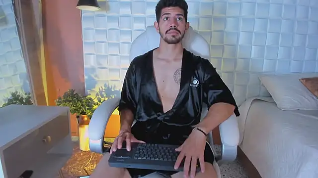 Snapshot of AlejandroStormm chatting on March 18, 8:26 pm AlejandroStormm online show from March 18, 8:26 pm
