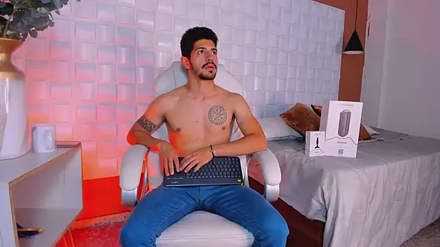Snapshot of AlejandroStormm chatting on February 23, 9:03 pm AlejandroStormm online show from February 23, 9:03 pm
