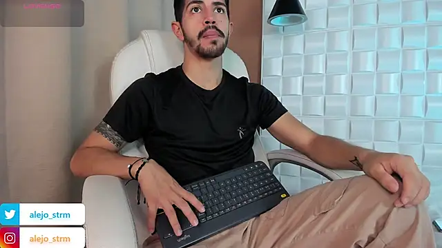 Snapshot of AlejandroStormm chatting on October 17, 8:24 pm AlejandroStormm online show from October 17, 8:24 pm