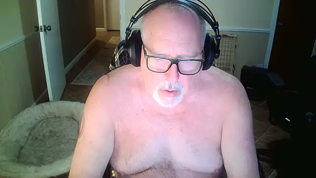 Snapshot of superbearboss chatting on October 20, 12:14 am superbearboss online show from October 20, 12:14 am