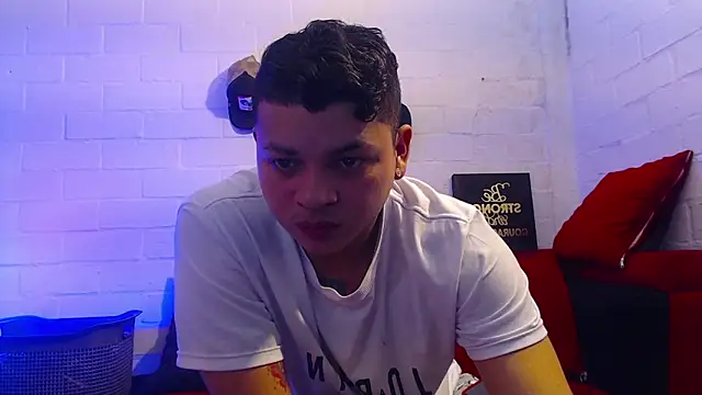 Snapshot of juan_montoyasex chatting on March 17, 5:23 am juan montoyasex online show from March 17, 5:23 am