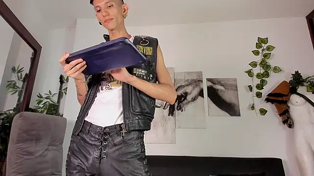 Snapshot of Giotrashy chatting on October 10, 8:02 pm Giotrashy online show from October 10, 8:02 pm