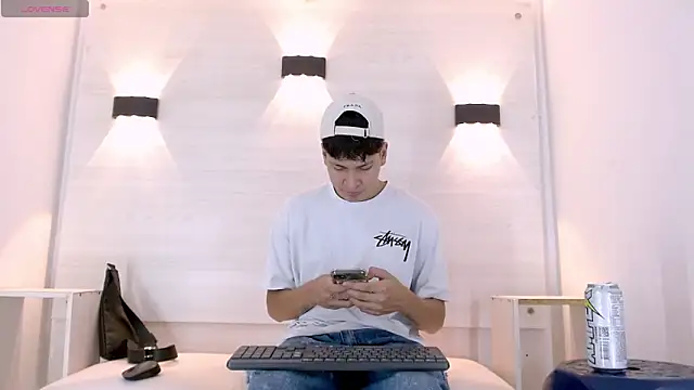 Snapshot of Jhojan_twink chatting on October 12, 1:38 pm Jhojan twink online show from October 12, 1:38 pm