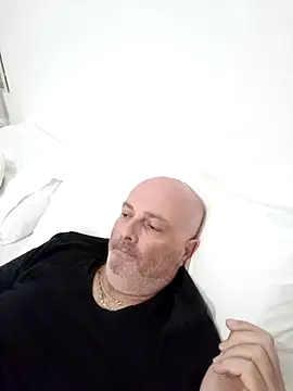 Alexis Bull online show from October 4, 4:01 pm