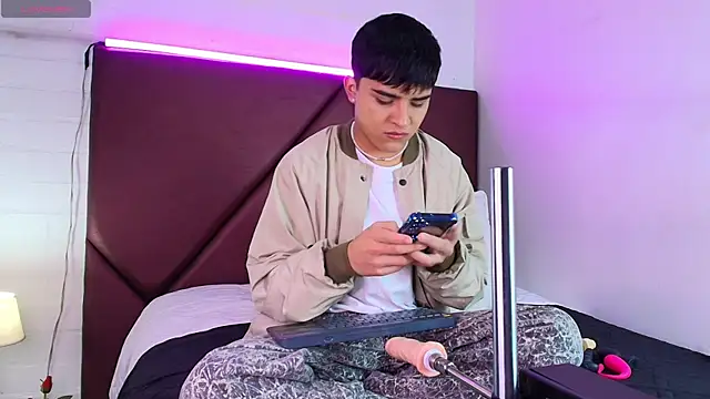 Snapshot of Lucass_love chatting on September 13, 1:45 pm Lucass love online show from September 13, 1:45 pm