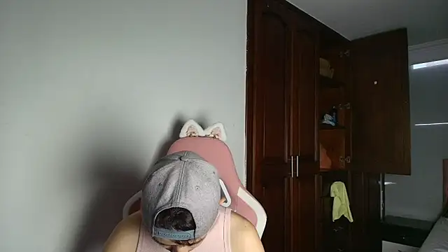 Snapshot of Aleecandrews chatting on October 13, 8:04 pm Aleecandrews online show from October 13, 8:04 pm