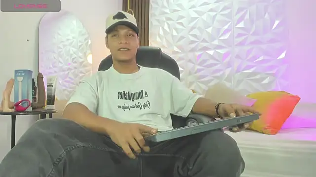 Snapshot of Ricky_Owens1 chatting on October 18, 1:49 pm Ricky Owens1 online show from October 18, 1:49 pm