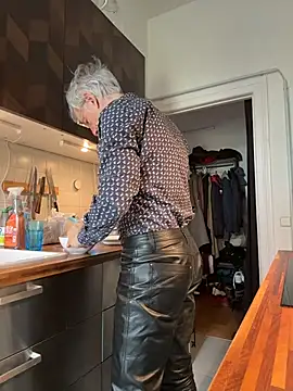 SexyLeon8 online show from April 20, 8:06 am