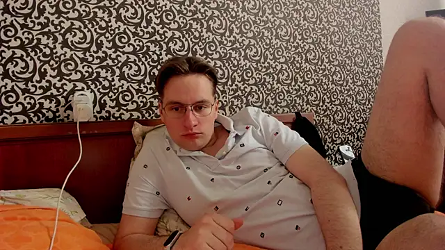 romiosabrino online show from April 30, 11:50 am